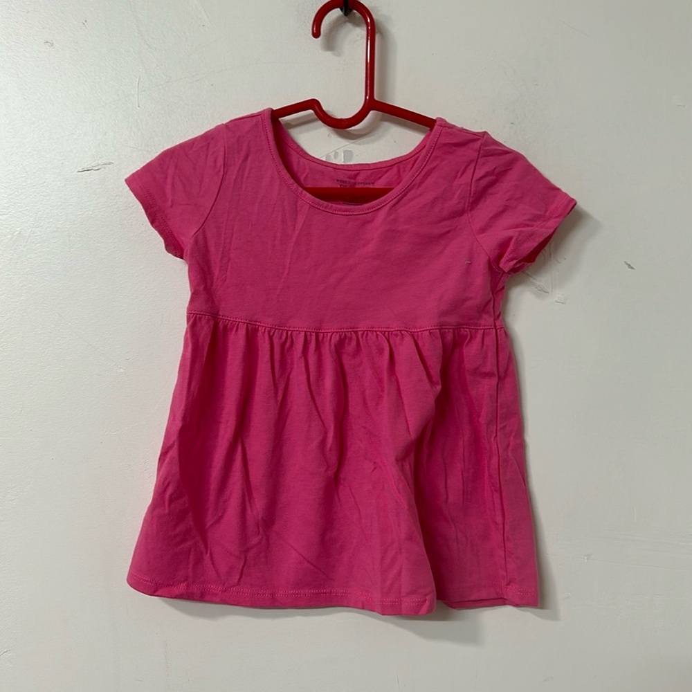 The children place shirt